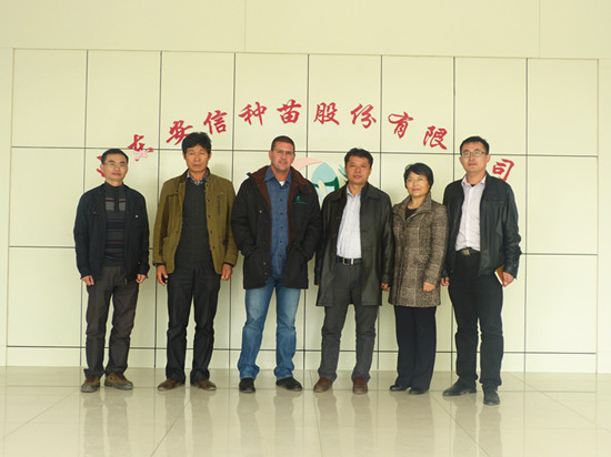 海法水溶肥市場(chǎng)部經(jīng)理參觀安信種苗公司