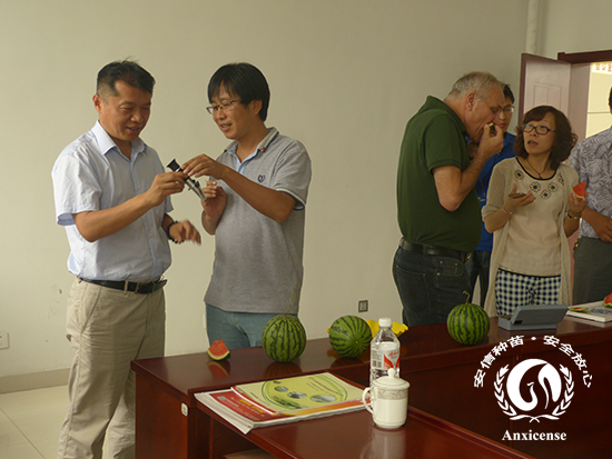 安信種苗董事長韓吉書親自檢測(cè)無籽西瓜的含糖量 安信種苗董事長韓吉書親自檢測(cè)無籽西瓜的含糖量